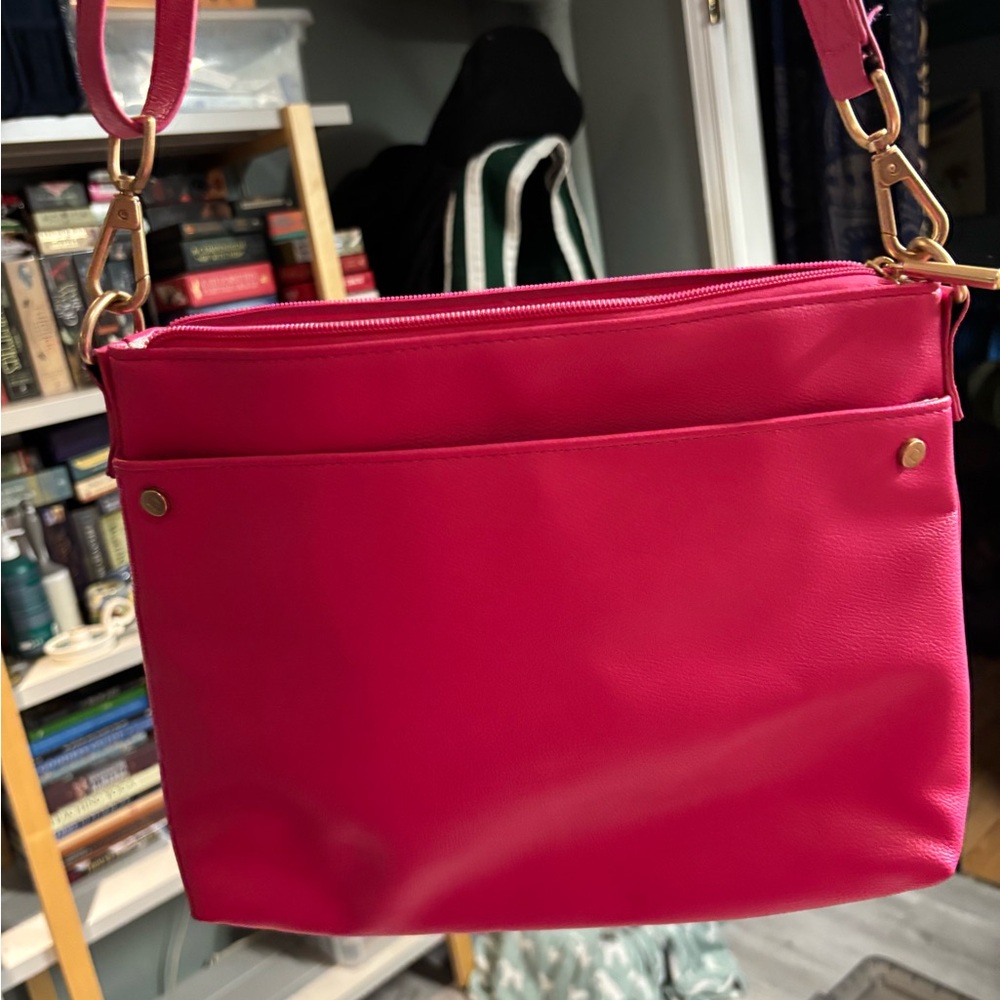 Thirty One Relaxed Crossbody in Hibiscus Pink